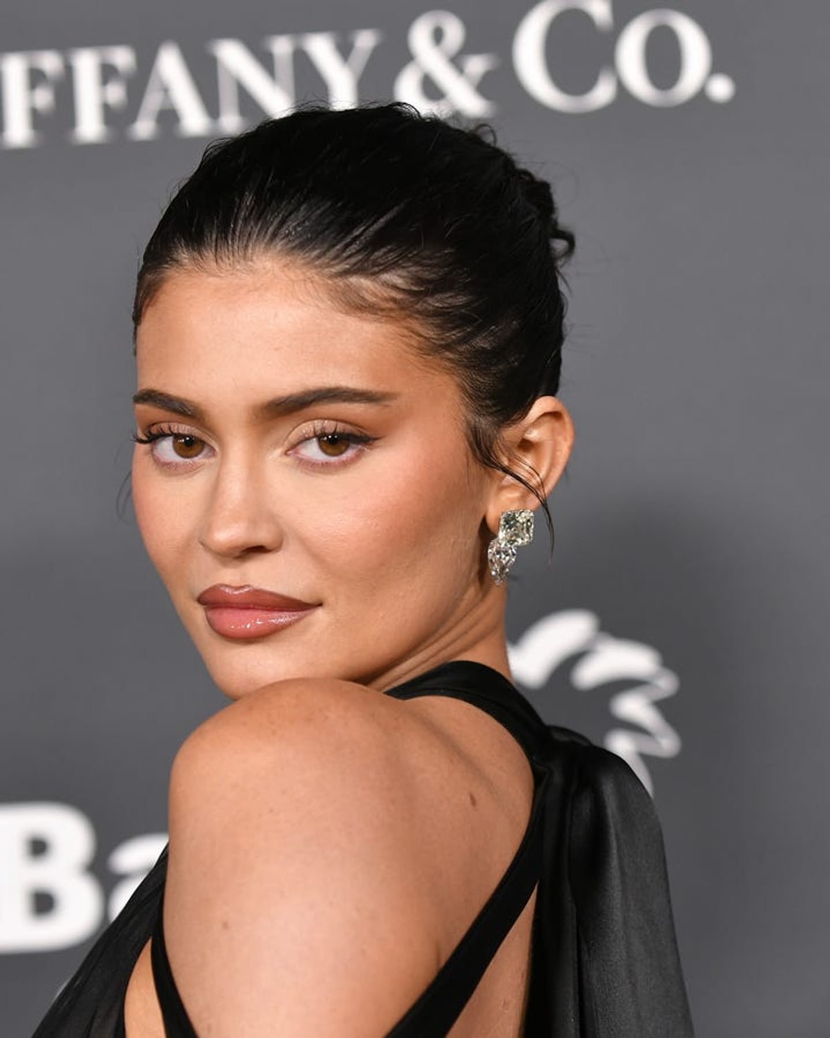 Kylie Jenner's Role in Shaping Contemporary Fashion and Beauty Trends as a Major Cultural and Digital Influencer