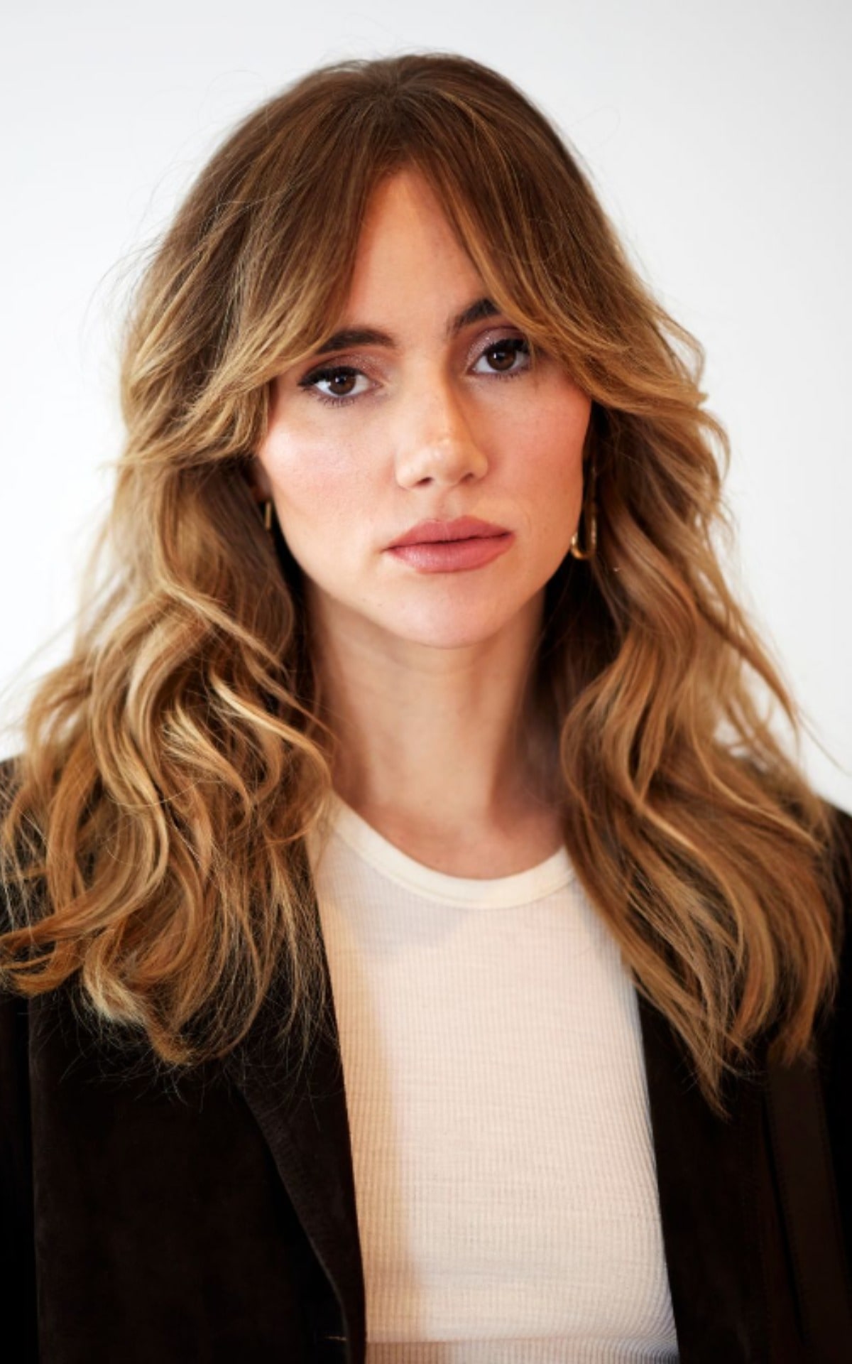 Suki Waterhouse: The Fashion Icon Blending Vintage Elegance with Modern Style