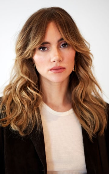 Suki Waterhouse: The Fashion Icon Blending Vintage Elegance with Modern Style