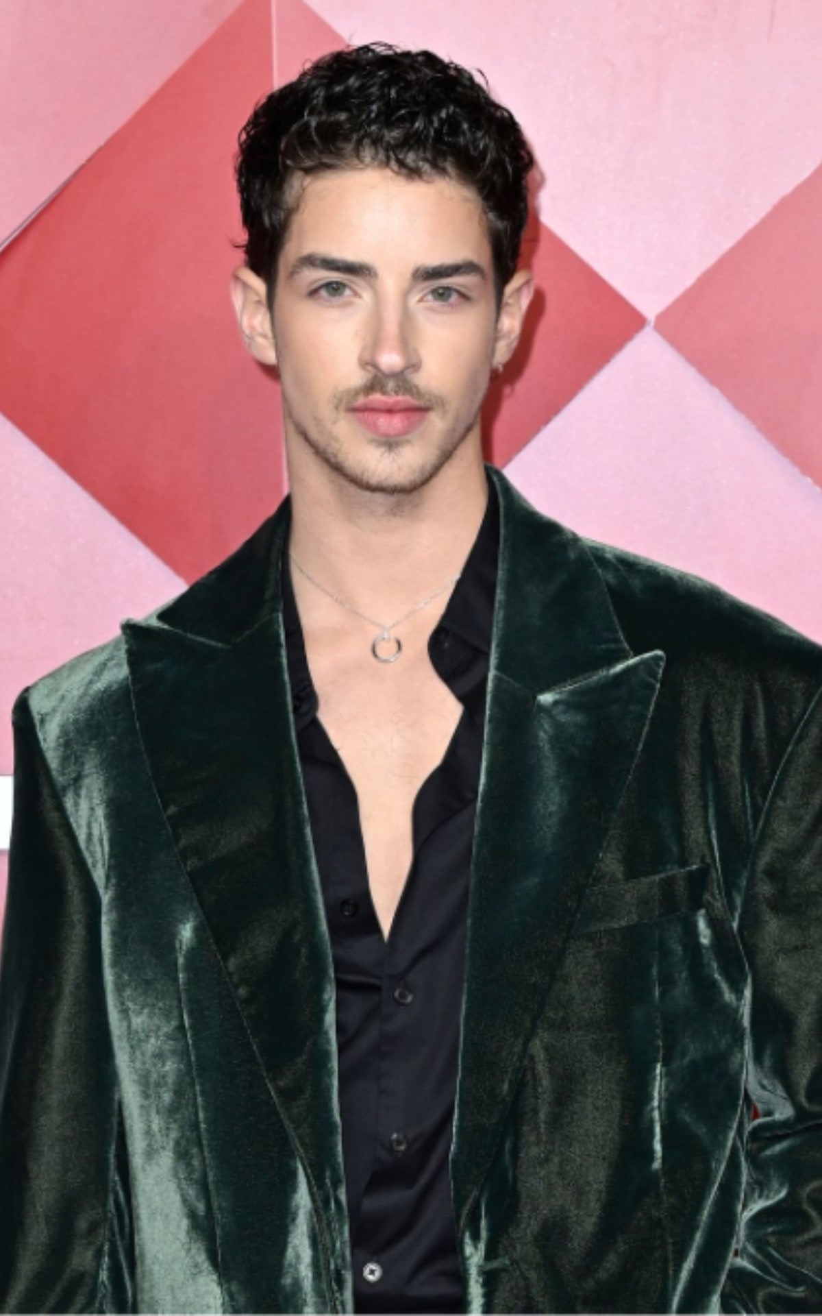 Manu Ríos: The Beauty Icon Inspiring a New Generation of Style and Confidence